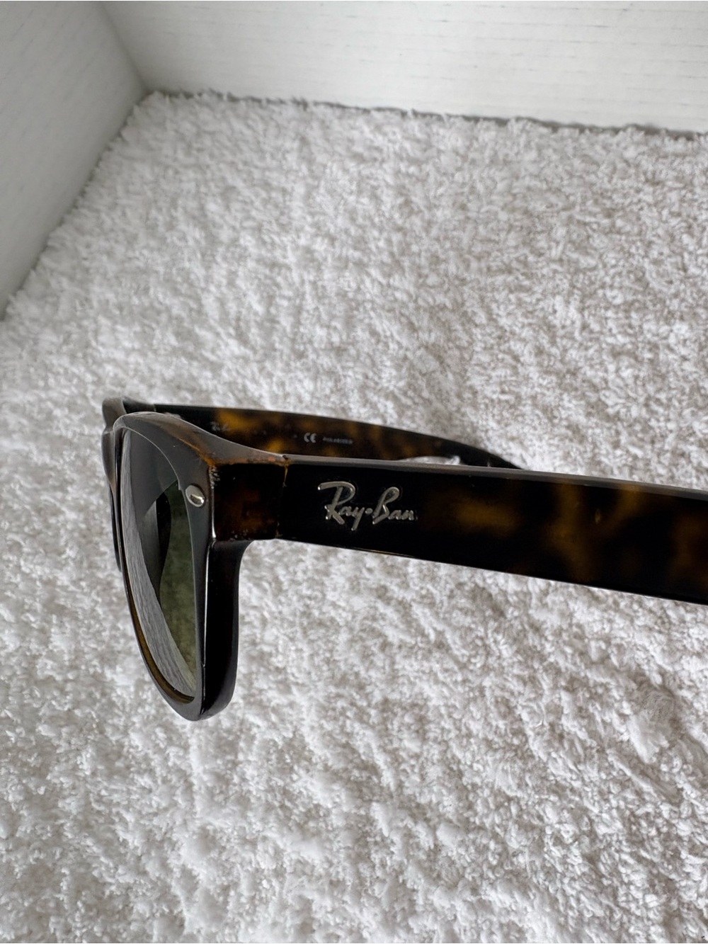 Ray-Ban New Wayfarer Classic
Tortoise Frame with Polarized Green Lenses RB 2132 - Picture 6 of 15